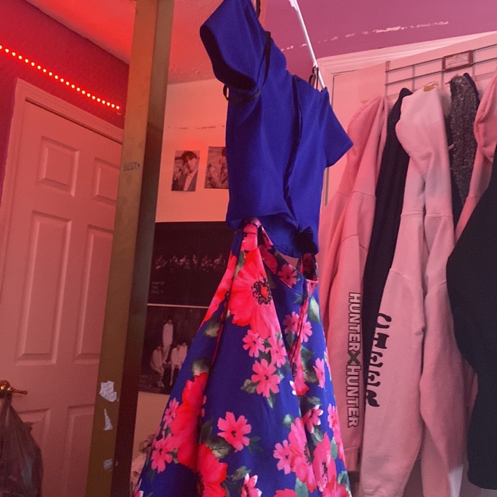 I’m selling a homecoming dress